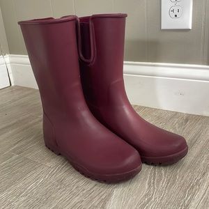 Sperry rubber rain boots.